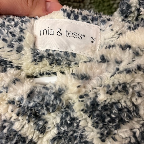 Fuzzy sweater - Picture 3 of 3